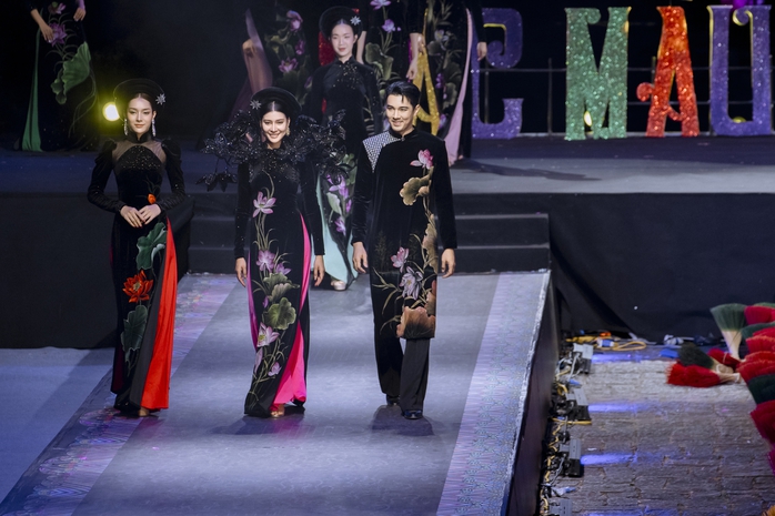 Huế lung linh qua bộ sưu tập áo dài nhung của Việt Hùng - Ảnh 7.