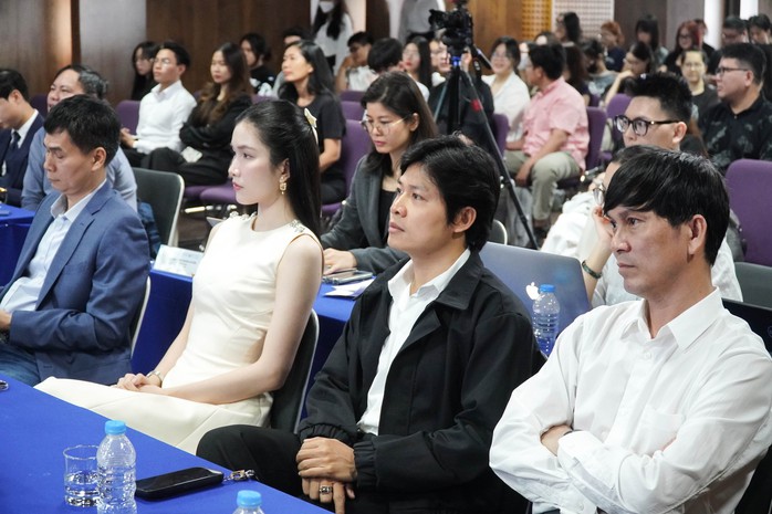 Trả giá vì "hóng drama" thiếu kiểm soát- Ảnh 1. Trả giá vì "hóng drama" thiếu kiểm soát- Ảnh 1.