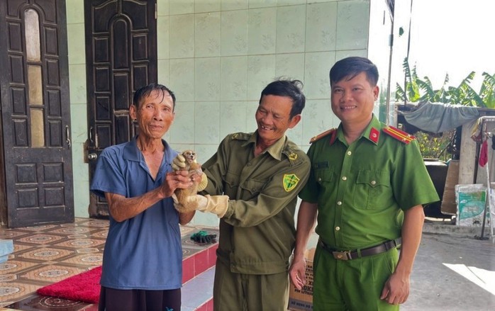 "Vị khách bí ẩn" bất ngờ ghé thăm nhà người đàn ông ở Quảng Bình- Ảnh 1. "Vị khách bí ẩn" bất ngờ ghé thăm nhà người đàn ông ở Quảng Bình- Ảnh 1.