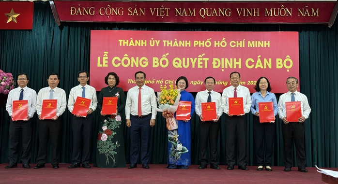 Thành ủy TP HCM mới công bố và trao nhiều quyết định cán bộ chủ chốt- Ảnh 2. Thành ủy TP HCM mới công bố và trao nhiều quyết định cán bộ chủ chốt- Ảnh 2.
