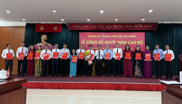 Thành ủy TP HCM mới công bố và trao nhiều quyết định cán bộ chủ chốt- Ảnh 3. Thành ủy TP HCM mới công bố và trao nhiều quyết định cán bộ chủ chốt- Ảnh 3.