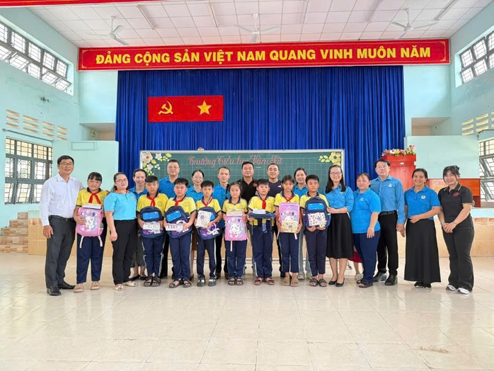 Mang niềm vui đến học sinh xã Bình Khánh và An Thới Đông, TP HCM- Ảnh 1.