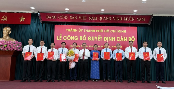 Thành ủy TP HCM mới công bố và trao nhiều quyết định cán bộ chủ chốt- Ảnh 5. Thành ủy TP HCM mới công bố và trao nhiều quyết định cán bộ chủ chốt- Ảnh 5.