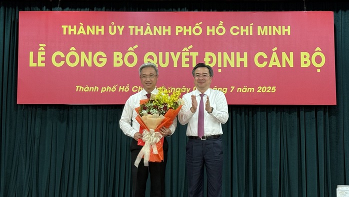 Thành ủy TP HCM mới công bố và trao nhiều quyết định cán bộ chủ chốt- Ảnh 1. Thành ủy TP HCM mới công bố và trao nhiều quyết định cán bộ chủ chốt- Ảnh 1.