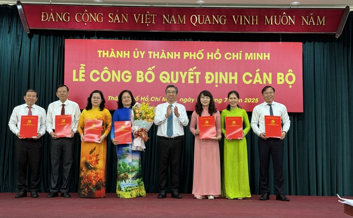 Thành ủy TP HCM mới công bố và trao nhiều quyết định cán bộ chủ chốt- Ảnh 4. Thành ủy TP HCM mới công bố và trao nhiều quyết định cán bộ chủ chốt- Ảnh 4.