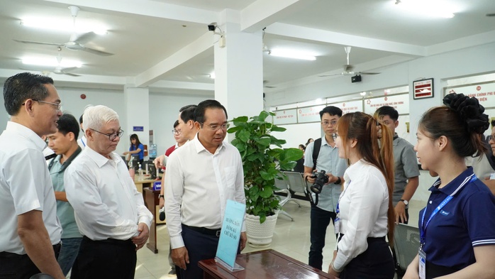 Làm việc với phường đông dân nhất, Chủ tịch UBND TP HCM nêu rõ 4 nhiệm vụ quan trọng - Ảnh 1. Làm việc với phường đông dân nhất, Chủ tịch UBND TP HCM nêu rõ 4 nhiệm vụ quan trọng - Ảnh 1.
