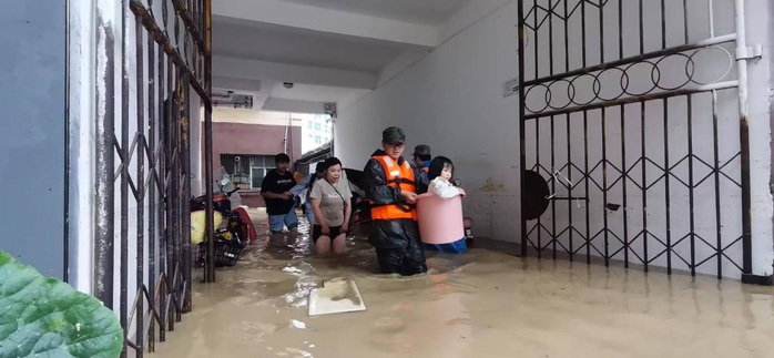 Mưa lớn bất thường ở Trung Quốc, hàng chục ngàn người sơ tán - Ảnh 1.