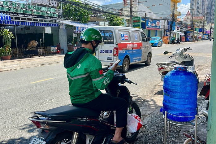 Đằng sau tay lái shipper: Thế giới mưu sinh đầy mồ hôi và nước mắt - Ảnh 1.