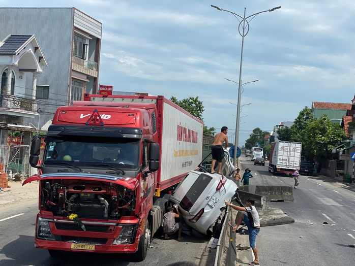 Kinh hãi xe container “kẹp” ô tô con trên Quốc lộ 1- Ảnh 1. Kinh hãi xe container “kẹp” ô tô con trên Quốc lộ 1- Ảnh 1.