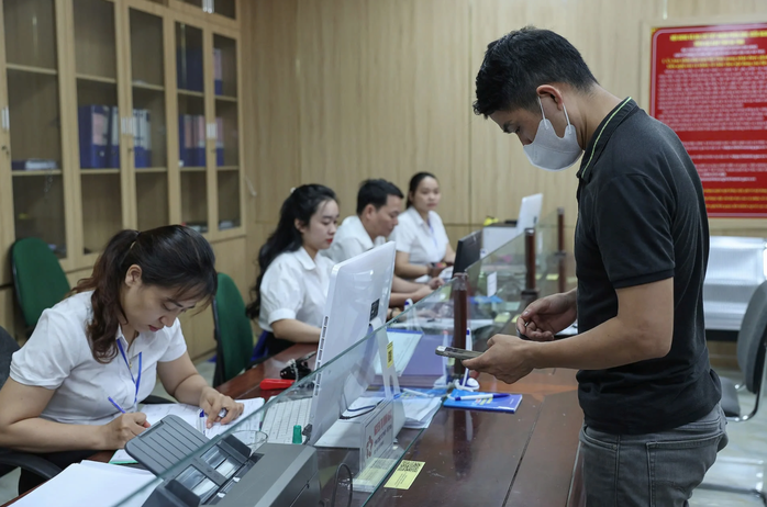 Giữ nguyên lương, phụ cấp 6 tháng cho cán bộ sau sắp xếp- Ảnh 1. Giữ nguyên lương, phụ cấp 6 tháng cho cán bộ sau sắp xếp- Ảnh 1.