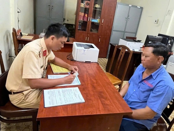 TP HCM: Xử phạt tài xế xe buýt gây bức xúc cộng đồng mạng- Ảnh 1. TP HCM: Xử phạt tài xế xe buýt gây bức xúc cộng đồng mạng- Ảnh 1.