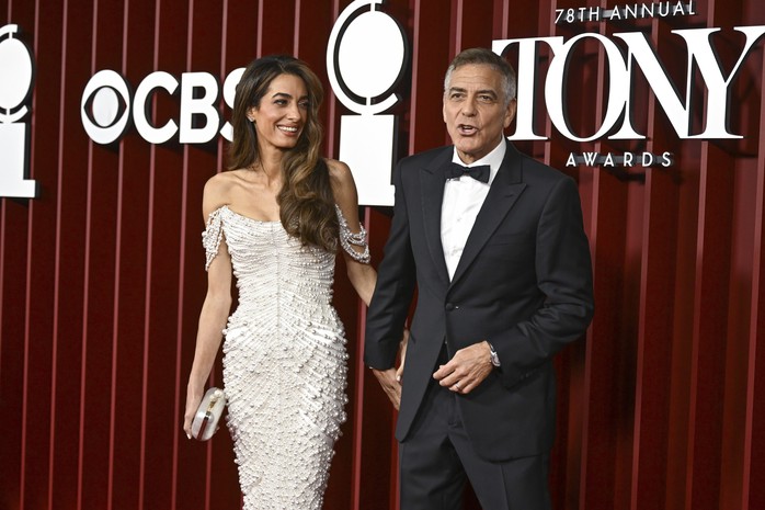 "Đôi bạn thân" Brad Pitt, George Clooney vào tốp nóng bỏng - Ảnh 2.