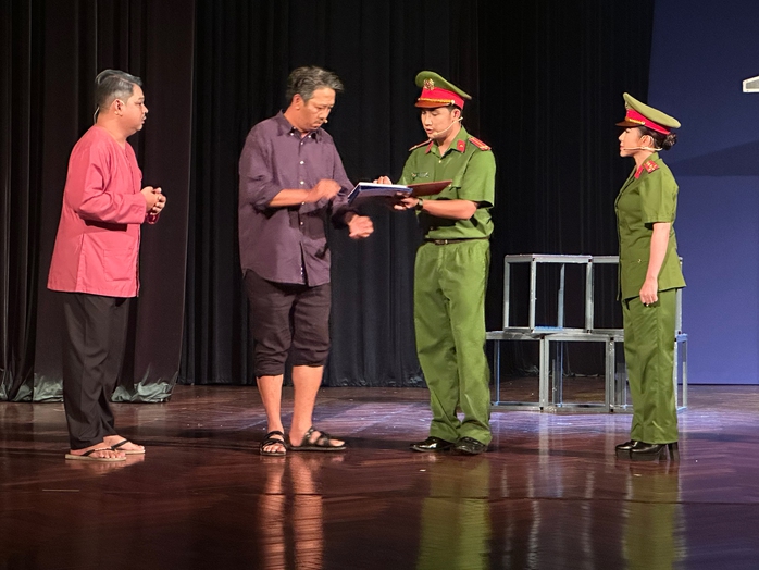 Sân khấu cần lắng nghe để vươn xa- Ảnh 1. Sân khấu cần lắng nghe để vươn xa- Ảnh 1.