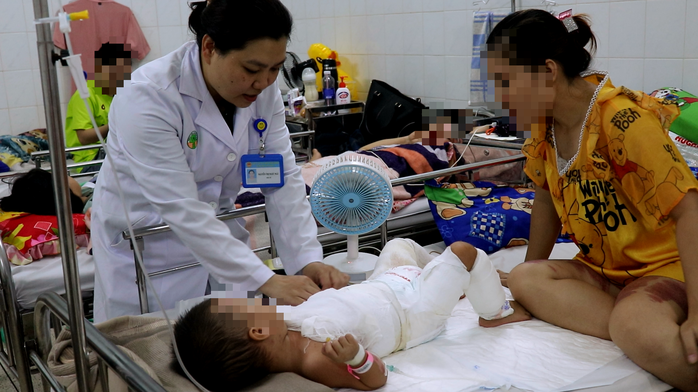 Xúc động mẹ lóc da đùi phủ ghép cho con bị phỏng nguy kịch- Ảnh 1.