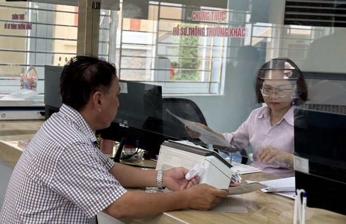Ở phường đông dân nhất Đà Nẵng, cán bộ xử lý hồ sơ không ngơi tay- Ảnh 1.