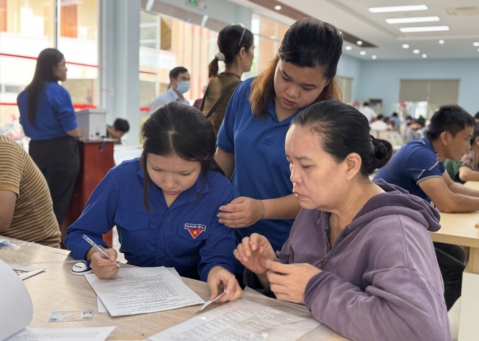 Ở phường đông dân nhất Đà Nẵng, cán bộ xử lý hồ sơ không ngơi tay- Ảnh 2.