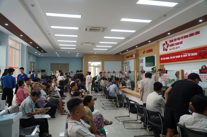 Ở phường đông dân nhất Đà Nẵng, cán bộ xử lý hồ sơ không ngơi tay- Ảnh 4.
