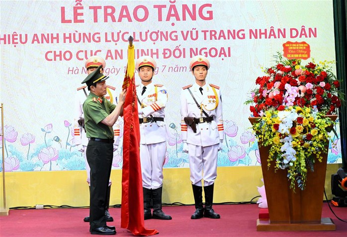 Cục An ninh Đối ngoại đón nhận danh hiệu Anh hùng lực lượng vũ trang nhân dân- Ảnh 1. Cục An ninh Đối ngoại đón nhận danh hiệu Anh hùng lực lượng vũ trang nhân dân- Ảnh 1.