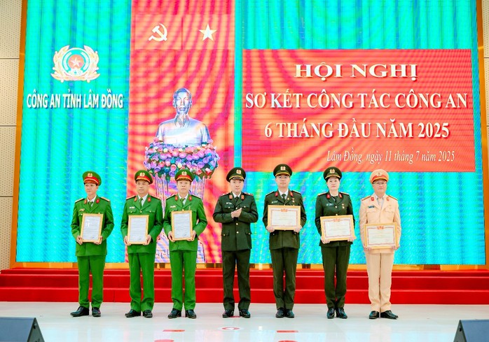 Bộ Công an khen thưởng lực lượng phá án vụ bắt giữ người để đòi nợ- Ảnh 1. Bộ Công an khen thưởng lực lượng phá án vụ bắt giữ người để đòi nợ- Ảnh 1.