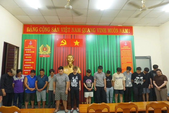 Công an TP HCM triệt phá băng nhóm Buôn bán khí cười , tạm giữ 31 đối tượng - Ảnh 4. Công an TP HCM triệt phá băng nhóm Buôn bán khí cười , tạm giữ 31 đối tượng - Ảnh 4.