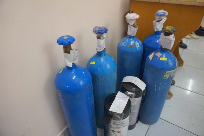 Công an TP HCM triệt phá băng nhóm Buôn bán khí cười , tạm giữ 31 đối tượng - Ảnh 2. Công an TP HCM triệt phá băng nhóm Buôn bán khí cười , tạm giữ 31 đối tượng - Ảnh 2.