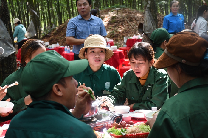 Ấm áp "Bữa cơm Công đoàn" giữa rừng Cao su Lộc Ninh - Ảnh 4. Ấm áp "Bữa cơm Công đoàn" giữa rừng Cao su Lộc Ninh - Ảnh 4.