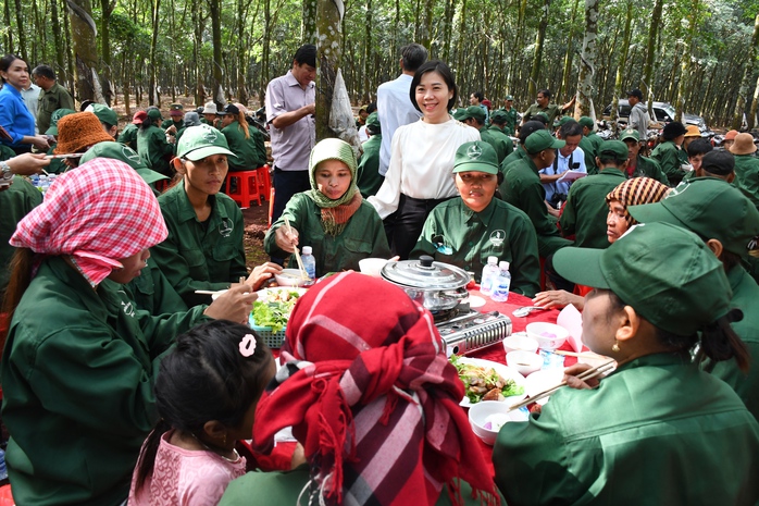 Ấm áp "Bữa cơm Công đoàn" giữa rừng Cao su Lộc Ninh - Ảnh 7. Ấm áp "Bữa cơm Công đoàn" giữa rừng Cao su Lộc Ninh - Ảnh 7.