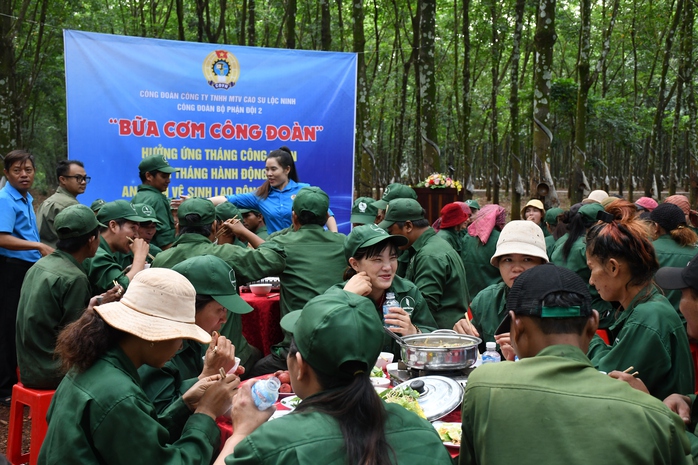 Ấm áp "Bữa cơm Công đoàn" giữa rừng Cao su Lộc Ninh - Ảnh 1. Ấm áp "Bữa cơm Công đoàn" giữa rừng Cao su Lộc Ninh - Ảnh 1.