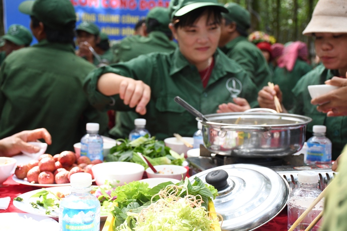 Ấm áp "Bữa cơm Công đoàn" giữa rừng Cao su Lộc Ninh - Ảnh 8. Ấm áp "Bữa cơm Công đoàn" giữa rừng Cao su Lộc Ninh - Ảnh 8.