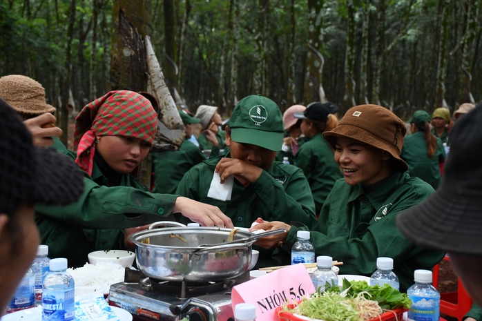 Ấm áp "Bữa cơm Công đoàn" giữa rừng Cao su Lộc Ninh - Ảnh 9. Ấm áp "Bữa cơm Công đoàn" giữa rừng Cao su Lộc Ninh - Ảnh 9.