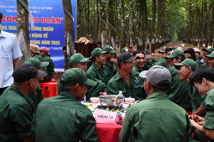 Ấm áp "Bữa cơm Công đoàn" giữa rừng Cao su Lộc Ninh - Ảnh 10. Ấm áp "Bữa cơm Công đoàn" giữa rừng Cao su Lộc Ninh - Ảnh 10.