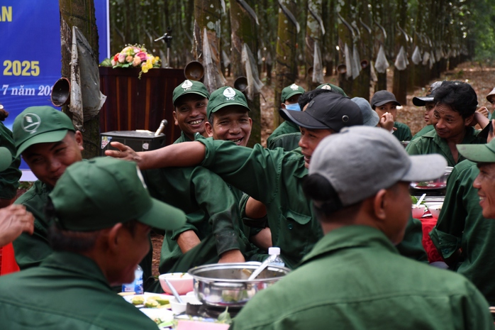 Ấm áp "Bữa cơm Công đoàn" giữa rừng Cao su Lộc Ninh - Ảnh 11. Ấm áp "Bữa cơm Công đoàn" giữa rừng Cao su Lộc Ninh - Ảnh 11.