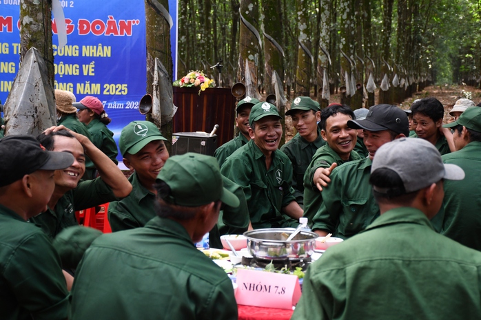 Ấm áp "Bữa cơm Công đoàn" giữa rừng Cao su Lộc Ninh - Ảnh 12. Ấm áp "Bữa cơm Công đoàn" giữa rừng Cao su Lộc Ninh - Ảnh 12.