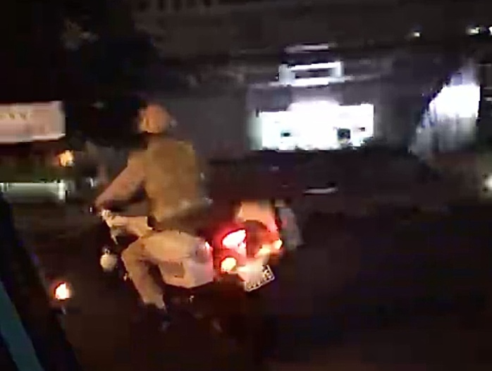 CSGT mở đường, đưa bé trai co giật, tím tái trên cao tốc đến bệnh viện ở TP HCM- Ảnh 1. CSGT mở đường, đưa bé trai co giật, tím tái trên cao tốc đến bệnh viện ở TP HCM- Ảnh 1.