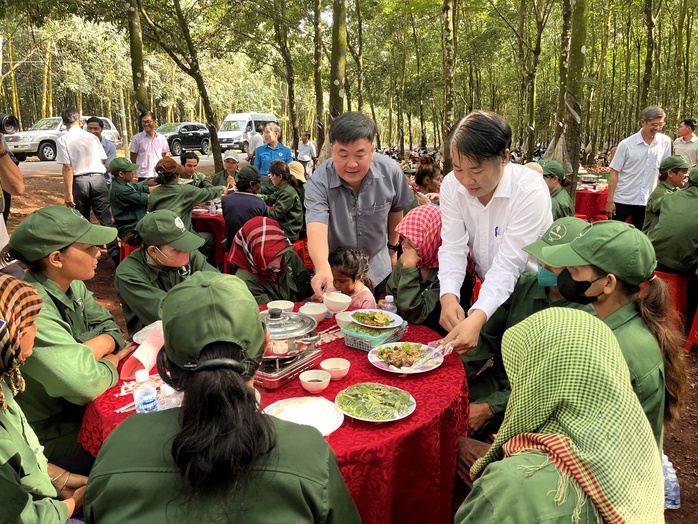 Ấm áp "Bữa cơm Công đoàn" giữa rừng Cao su Lộc Ninh - Ảnh 2. Ấm áp "Bữa cơm Công đoàn" giữa rừng Cao su Lộc Ninh - Ảnh 2.