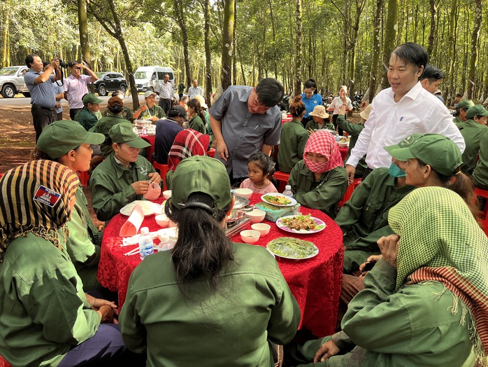 Ấm áp "Bữa cơm Công đoàn" giữa rừng Cao su Lộc Ninh - Ảnh 3. Ấm áp "Bữa cơm Công đoàn" giữa rừng Cao su Lộc Ninh - Ảnh 3.