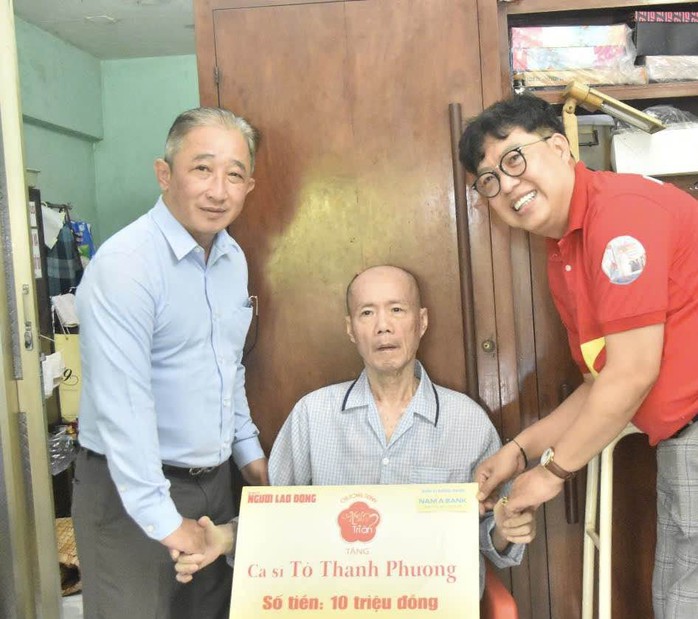 Sau "Mai Vàng tri ân" nhiều ca sĩ, nghệ sĩ, khán giả đã đến thăm Tô Thanh Phương - Ảnh 1.