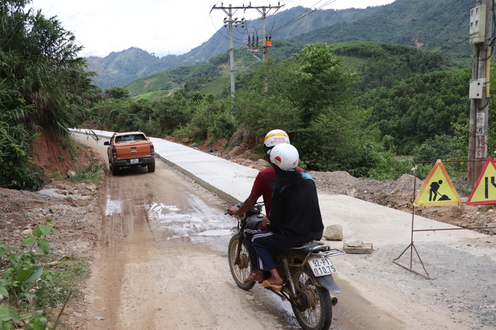 Đường trăm tỉ ở miền núi Đà Nẵng làm mãi không xong, lỗi do "ông trời"?- Ảnh 2. Đường trăm tỉ ở miền núi Đà Nẵng làm mãi không xong, lỗi do "ông trời"?- Ảnh 2.