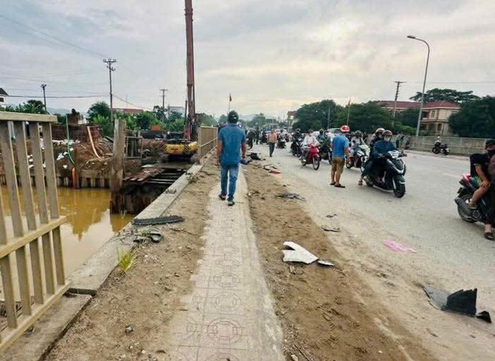 Vụ ô tô tông 2 xe máy rồi lao xuống sông: Xác định 2 nạn nhân tử vong- Ảnh 3. Vụ ô tô tông 2 xe máy rồi lao xuống sông: Xác định 2 nạn nhân tử vong- Ảnh 3.