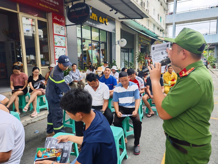 Người dân sống ở chung cư TP HCM được hướng dẫn quét mã QR phòng chống cháy nổ- Ảnh 2.