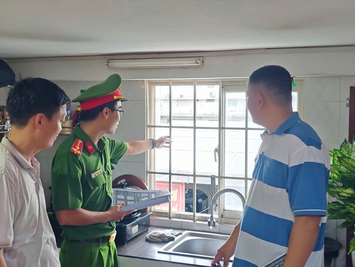 Người dân sống ở chung cư TP HCM được hướng dẫn quét mã QR phòng chống cháy nổ- Ảnh 4.