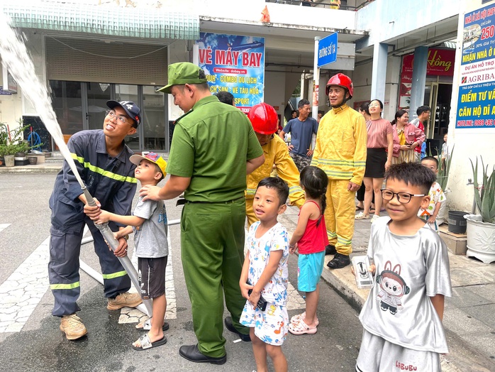 Người dân sống ở chung cư TP HCM được hướng dẫn quét mã QR phòng chống cháy nổ- Ảnh 7.