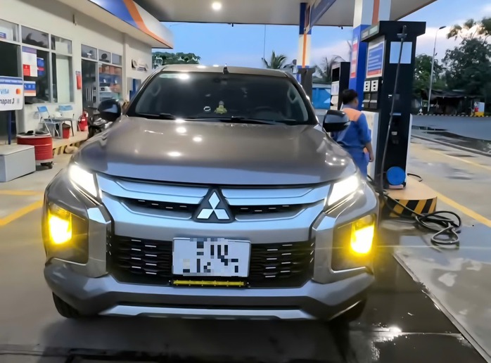 Xe ô tô lắp thêm thanh đèn led soi biển số phía trước có được đăng kiểm không?- Ảnh 1. Xe ô tô lắp thêm thanh đèn led soi biển số phía trước có được đăng kiểm không?- Ảnh 1.