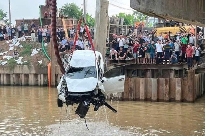 Vụ ô tô tông 2 xe máy rồi lao xuống sông: Xác định 2 nạn nhân tử vong- Ảnh 1. Vụ ô tô tông 2 xe máy rồi lao xuống sông: Xác định 2 nạn nhân tử vong- Ảnh 1.