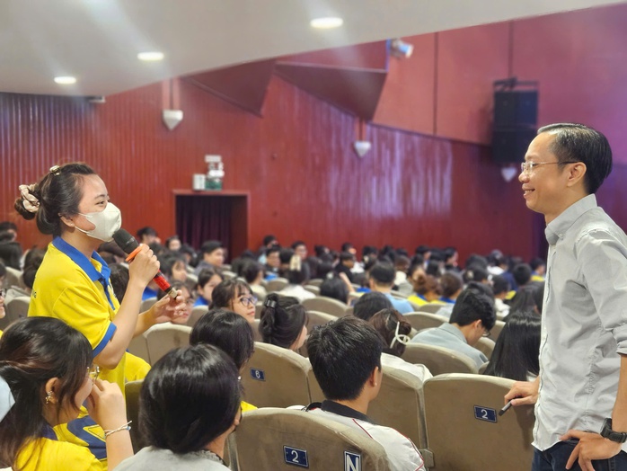 Đưa AI vào giáo dục, sinh viên và nhà trường cần phải "nâng cấp"- Ảnh 4. Đưa AI vào giáo dục, sinh viên và nhà trường cần phải "nâng cấp"- Ảnh 4.