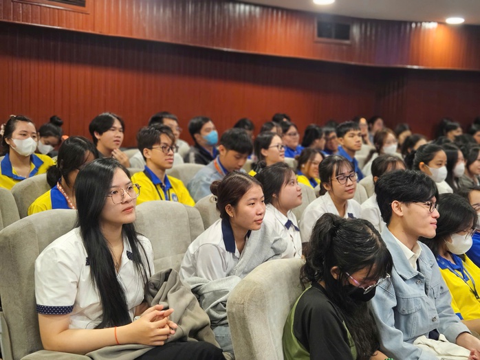 Đưa AI vào giáo dục, sinh viên và nhà trường cần phải "nâng cấp"- Ảnh 1. Đưa AI vào giáo dục, sinh viên và nhà trường cần phải "nâng cấp"- Ảnh 1.
