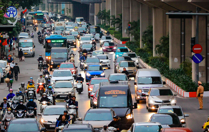 Lấy ý kiến bạn đọc về lộ trình Hà Nội cấm xe máy xăng trong vành đai 1 - Ảnh 1.