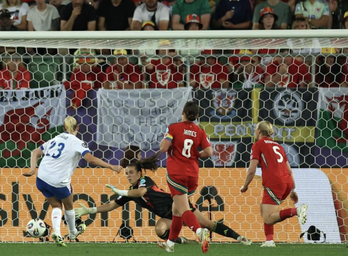 ĐKVĐ Anh thắng đậm Xứ Wales 6-1, giành vé vào tứ kết Euro nữ 2025 - Ảnh 2.