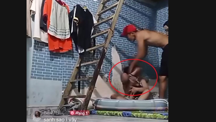 Đối tượng Trung cá chép đánh cô gái livestream gây phẫn nộ tại TP HCM - Ảnh 1. Đối tượng Trung cá chép đánh cô gái livestream gây phẫn nộ tại TP HCM - Ảnh 1.