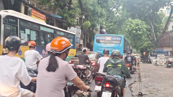 Người dân sống trong Vành đai 1 Hà Nội nói gì về cấm xe máy chạy xăng?- Ảnh 1. Người dân sống trong Vành đai 1 Hà Nội nói gì về cấm xe máy chạy xăng?- Ảnh 1.